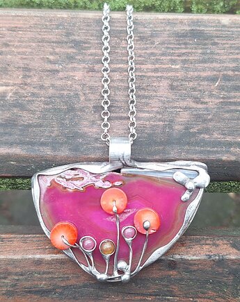 Róż włóż - wisiorek, po drugiej stronie lustra