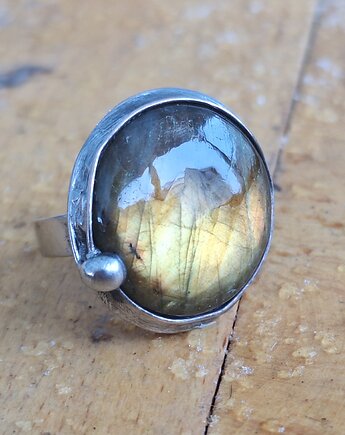 Kolor - pierścionek regulowany, po drugiej stronie lustra