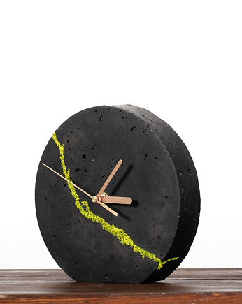 Okrągły betonowy zegar stołowy/ścienny z chrobotkiem reniferowym - ciemny, OSOBY - Prezent dla Kobiety
