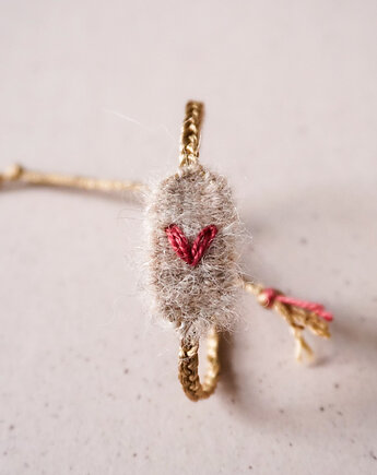 Puszysta bransoletka tkana z haftowanym serduszkiem, Słońcem Tkane