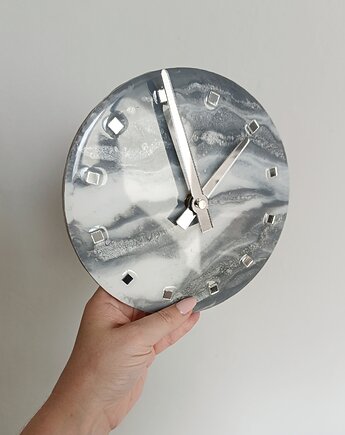 Szaro-biały zegar z żywicy epoksydowej 20 cm, FantasticJewelry