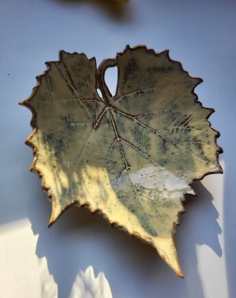 Ceramiczny liść- podstawka pod biżuterię, ArtByLeika