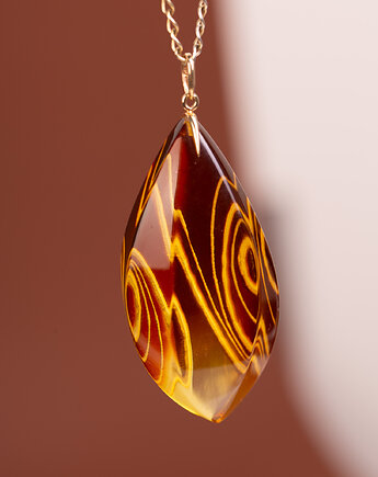 Złoty wisiorek z rzeźbionym bursztynem barwionym, Andorii by Baco