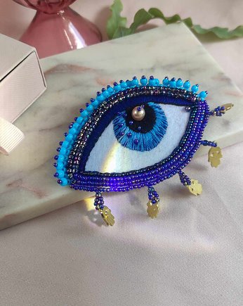 Broszka oko z perłą i zawieszkami Hamsa niebieskie, Iwona Bator Design