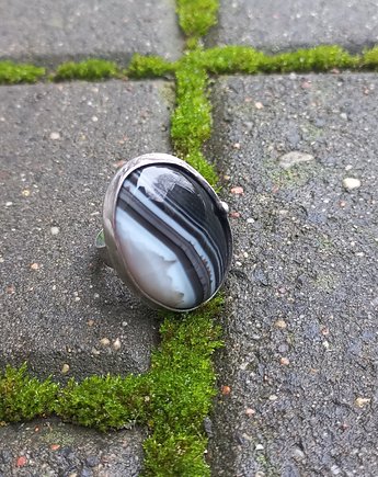 Black & white - pierścionek regulowany, po drugiej stronie lustra