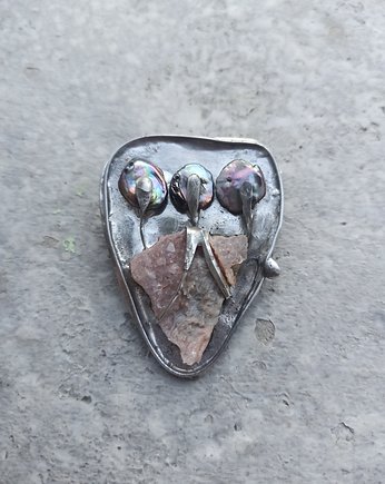 Surowy ametyst i perły -  broszka, Beata Trotter