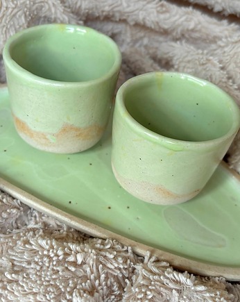 Zestaw dwóch ceramicznych czarek i talerzyka "Zielone jabłuszko", MKEN