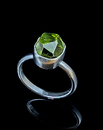 Pierścionek wiosna- peridot w czerni srebra, Pracownia Neores