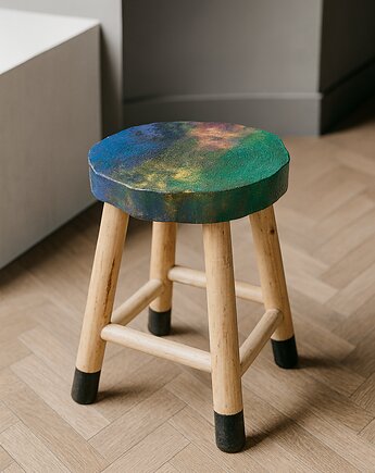 Drewniany taboret z ręcznie malowanym wzorem - stolik z drewna paulowni, Natea Studio