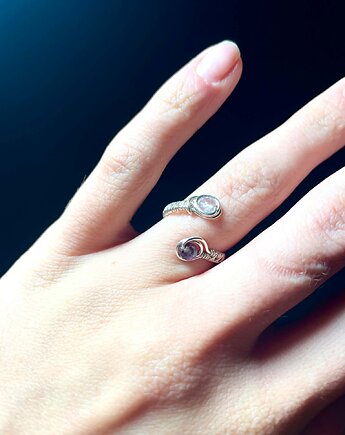 Pierścionek z miedzi srebrzonej regulowany z dwoma ametystami, wired.stories