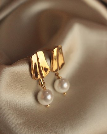 Wave - fakturowane kolczyki pozłacane z perłą, Ker Jewellery