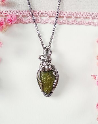 Naszyjnik Epidot stal chirurgiczna wisiorek handmade wirewrapping, byNostawen