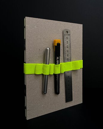 Notes gładki z gumką-piórnikiem Fluo Yellow, Weronika Kanigowska