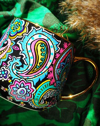Ręcznie malowany czarny kubek PAISLEY tęcza, ka.linea