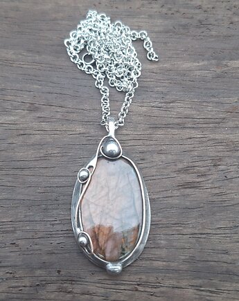 Złote brązy - wisiorek, po drugiej stronie lustra