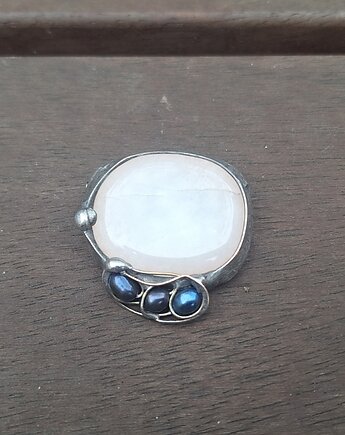 Perłowa - broszka, po drugiej stronie lustra