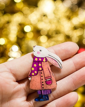 Broszka z zającem Józią w Zimowym Płaszczu, Pintura