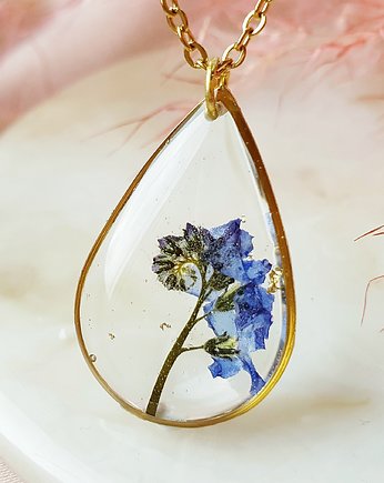 Wisior łezka z niezapominajką w żywicy, Jaskółcze ziele handmade 