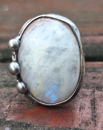 Kamień księżycowy - pierścionek regulowany, po drugiej stronie lustra