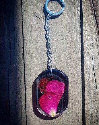 Breloczek z płatkami róży, Figa handmade accessories