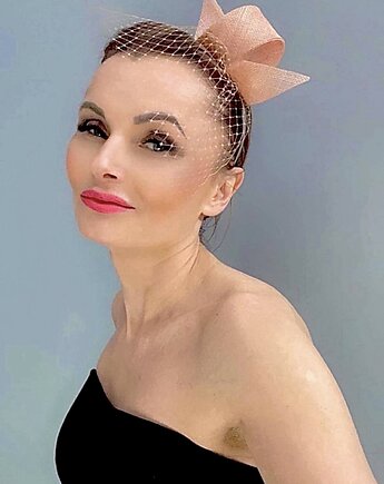 Fascynator SANNY łosoś oraz inne kolory, MONIKA SAXTON LUXURIOUS MILLINERY