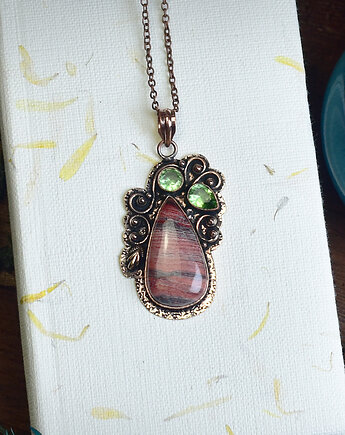 Miedziany ozdobny  wisiorek z jaspilitem i peridotem, Spirit Of Copper