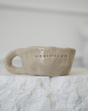 Kubek z brzydkim napisem NIE ZESRAJ SIE 320 ml, rel ceramic