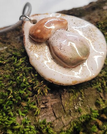 Ceramiczny grzybek - wisior na rzemyku., Galeria Pod Rotuzem