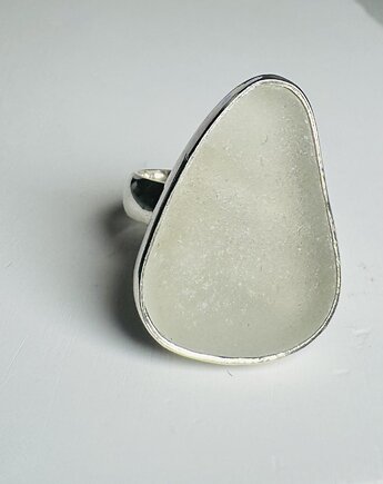 Srebrny pierścionek regulowany ze szkłem morskim, bluewavestudio