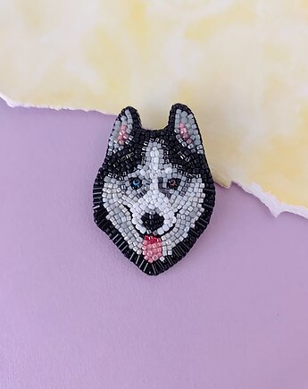 Broszka Husky, ręcznie haftowana koralikami, Not only cute crafts