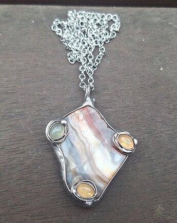 Mapa - wisiorek, po drugiej stronie lustra