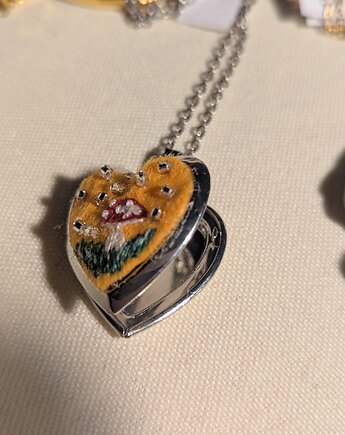 Naszyjnik - sekretnik z muchomorem, Papaya