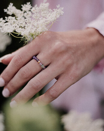 Pierścionek z ametystem, fluorytem i frenitem, REVEAL