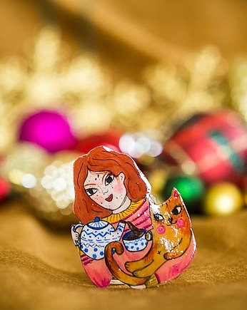 Urocza broszka z kotami, Pintura