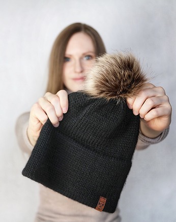 Czarna czapka merino z odczepianym pomponem, Holy Alpaca Knit