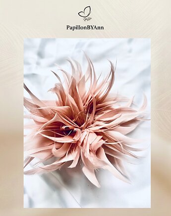 Broszka z piór Pudrowy róż, PapillonBYAnn