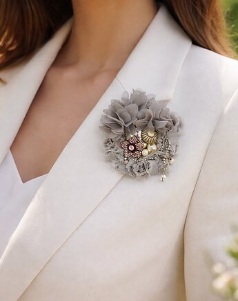 Klara broszka, Nat design