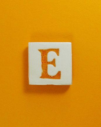 Ceramiczny magnes, pomarańczowa literka E, M.J