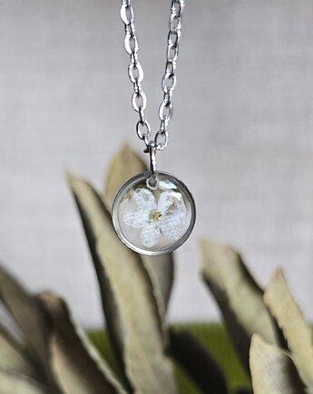 Zawieszka z białą niezapominajką, zkwiatem