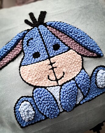 Poduszka punch needle kłapouchy Kubuś puchatek, PUCHAKI