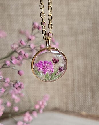 Łąka kwiatowa różowa Złota zawieszka złoty wisiorek kwiaty żywica