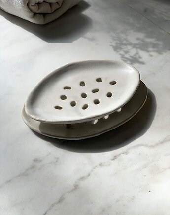 Ceramiczna Mydelniczka Owalna z Odpływem Satin White, Maison Fragile
