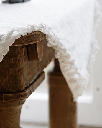 Biały, lniany  obrus  z falbanką, Dom Artystyczny