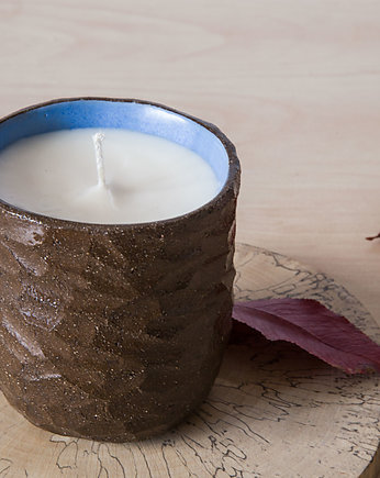 Zapachowa świeca sojowa w ceramice ręcznie lepionej, zapach palo santo i cedr, studnia ceramiczna
