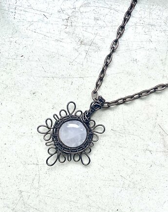 Miedziany wisior na zimę motyw śnieżki z kwarcem różowym, wired.stories