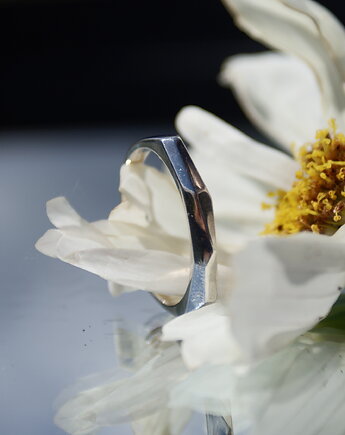 Srebrny drobny minimalistyczny sygnet damski Mica- Pinky ring-, Her Ring Biżuteria