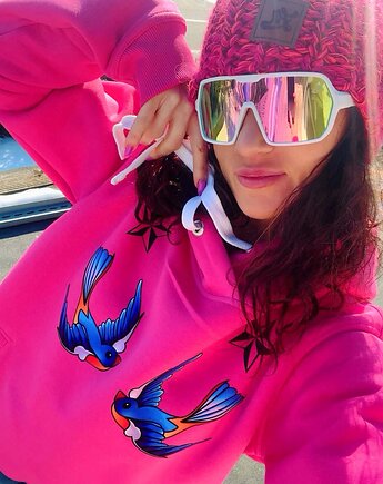 Bluza fuksja damska z kapturem z jaskółkami, ŁAP NAS