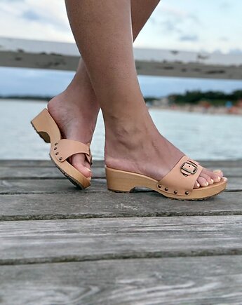 Płaskie drewniaki ze skóry i drewna z klamrą, MKclogs