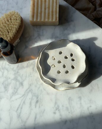 Handmade Ceramiczna Mydelniczka Okrągła z Odpływem Milky Romantic, Maison Fragile