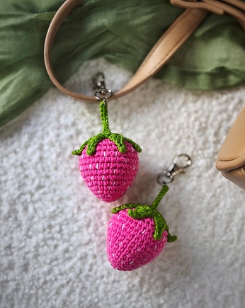Szydełkowy brelok truskawka, Brelok dla dziecka, Brelok na prezent, EcoToysByNastya